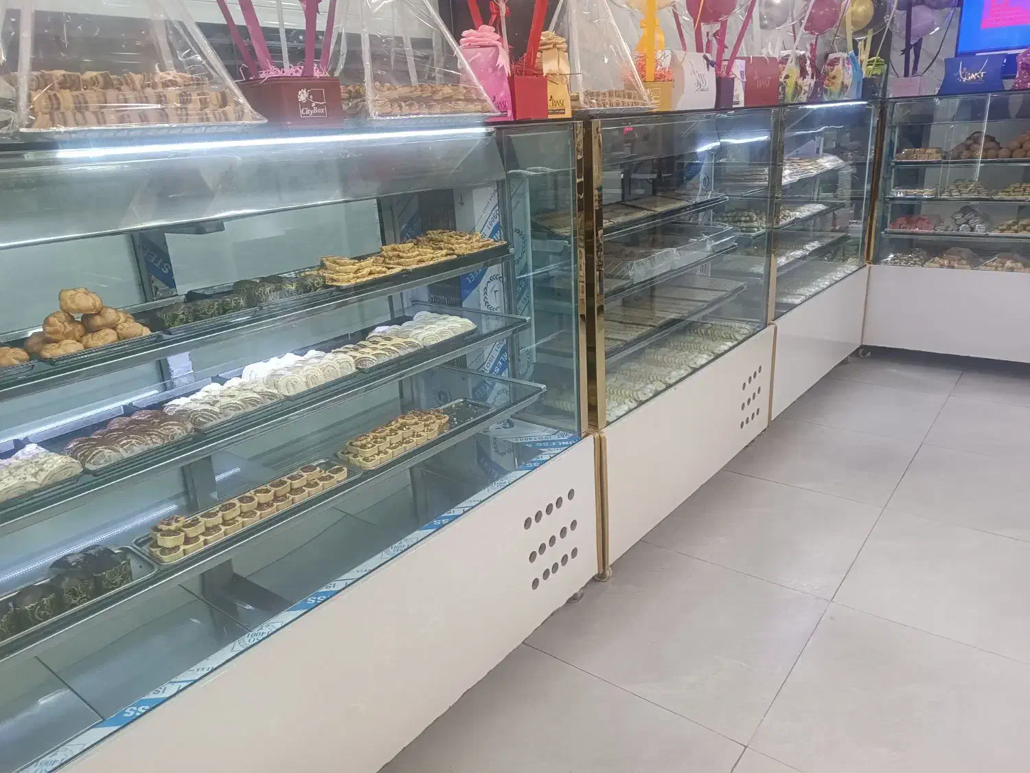 یخچال و ویترین شیرینی فروشی با دکور و تجهیزات|فروشگاه و مغازه|شیراز, لاله|دیوار