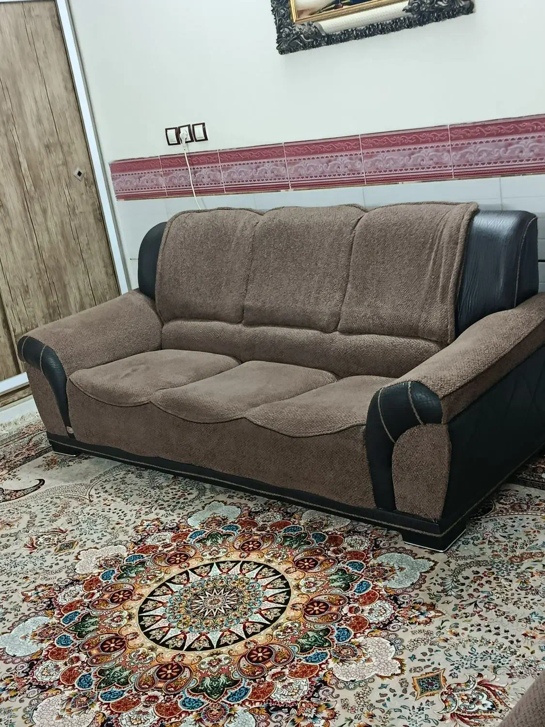 مبل هفت نفره (پدیده)|مبلمان خانگی و میز عسلی|هشتگرد, هشتگرد قدیم|دیوار