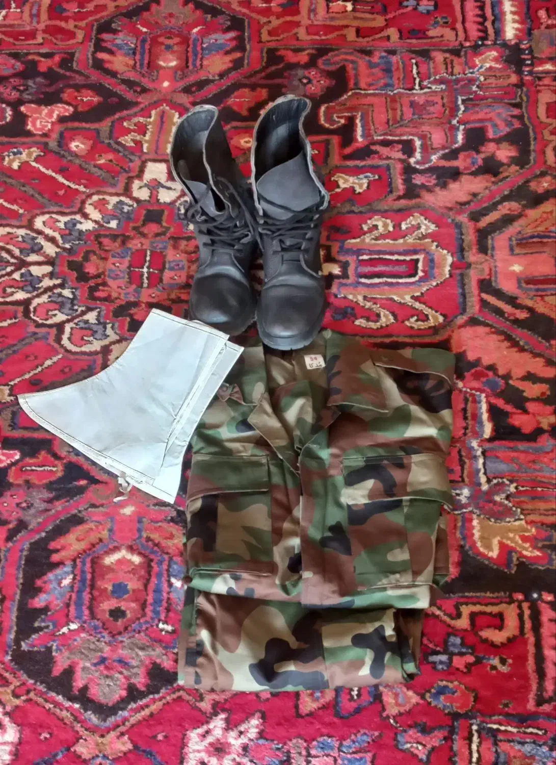 پوتین و لباس سربازی|کیف، کفش، کمربند|تبریز, |دیوار