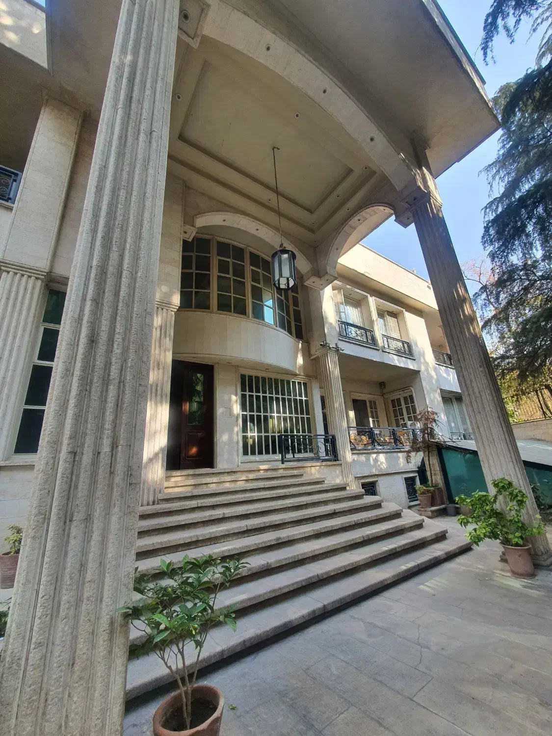 ۲۷۰ متر آپارتمان ویلا نیاوران .مجرد