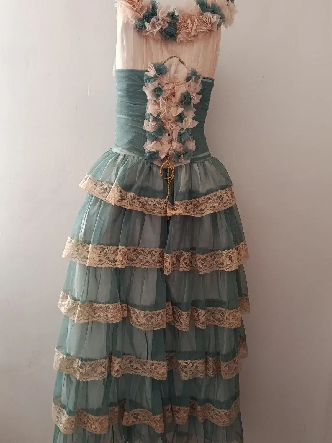 لباس مجلسی|لباس|بومهن, |دیوار