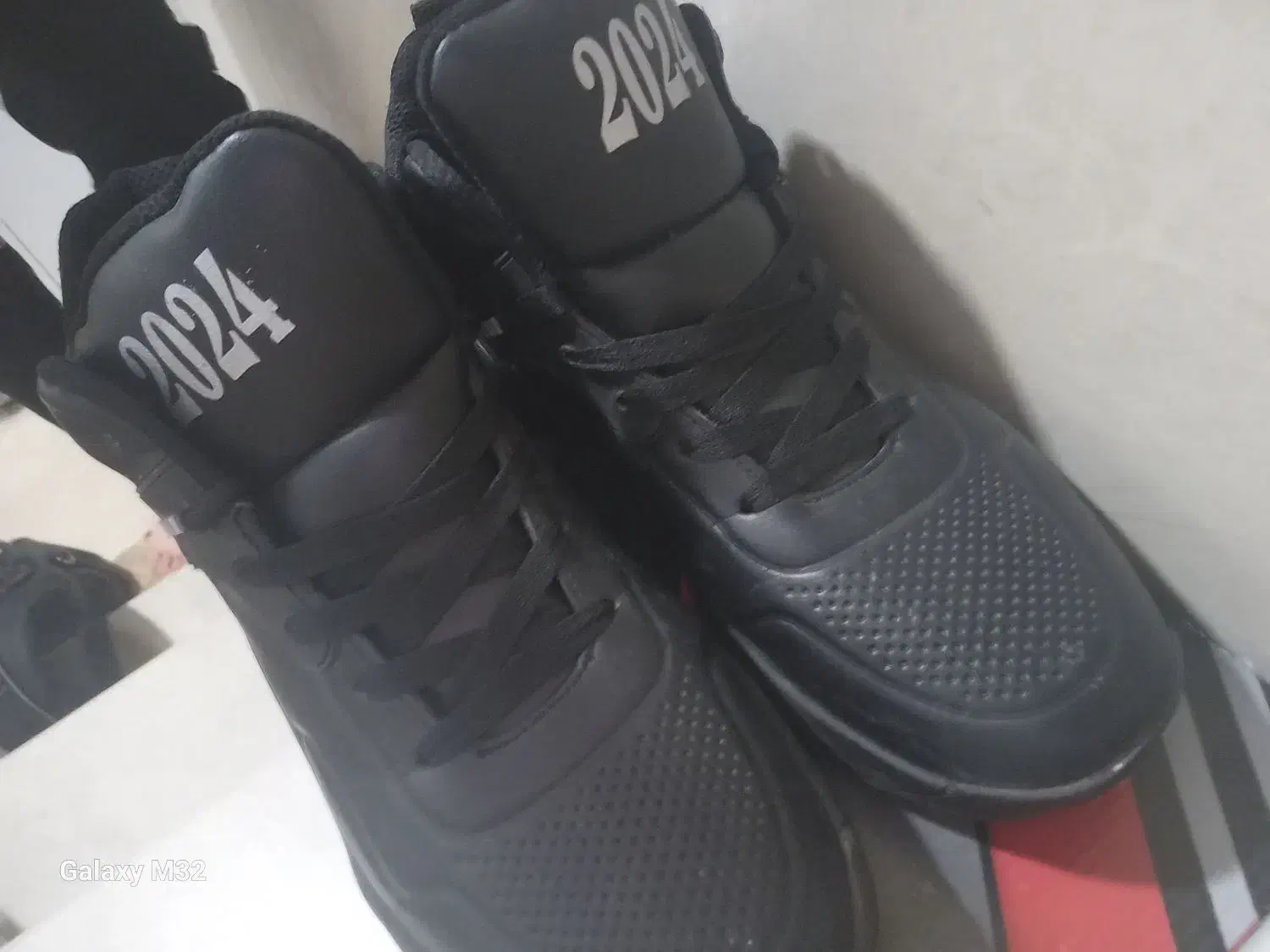 کفش|کیف، کفش، کمربند|قم, صفائیه|دیوار