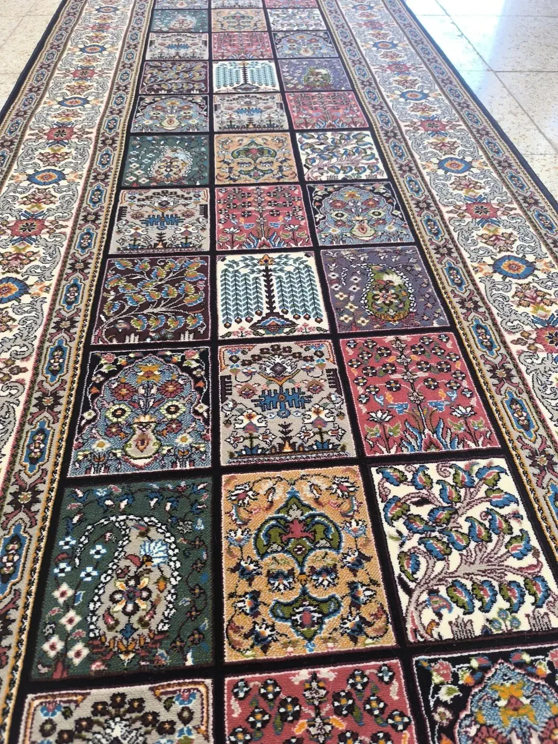 کناره فرش چارخونه موکت تندیس ۱۹۴۶|فرش|قم, امامزاده ابراهیم|دیوار