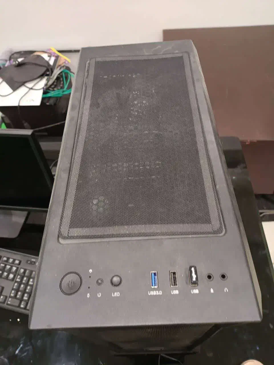 یک سیستم مناسب کارهای گرافیکی و تدوین|رایانه رومیزی|تهران, فلسطین (میدان انقلاب)|دیوار