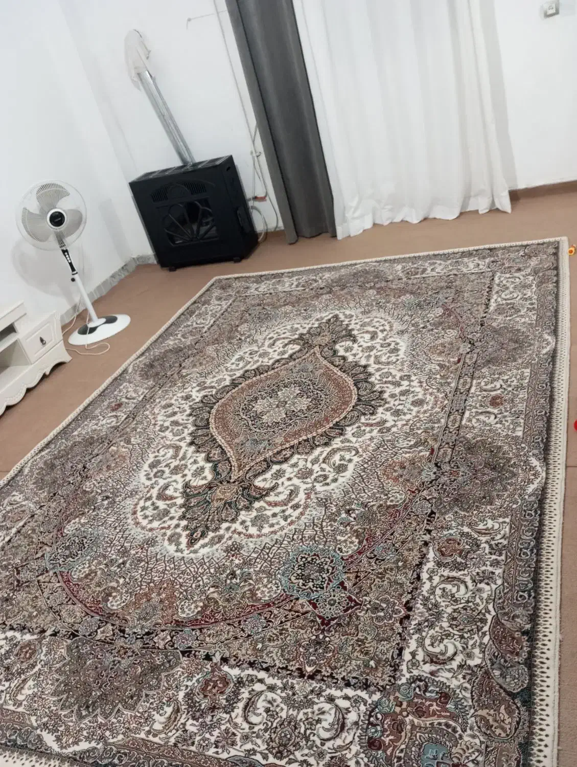 قالی نه متری ۷۰۰ شانه درحدنوکاملا تمیز وشیک|فرش|گالیکش, |دیوار