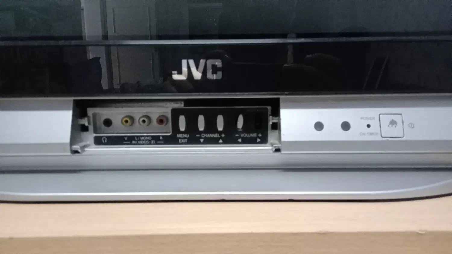 تلویزیون|تلویزیون و پروژکتور|رشت, نظری|دیوار