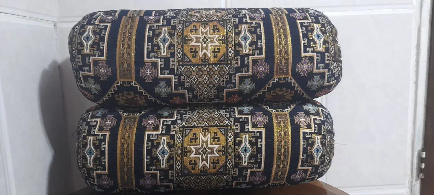 پشتی گرد|رختخواب، بالش، پتو|یزد, |دیوار