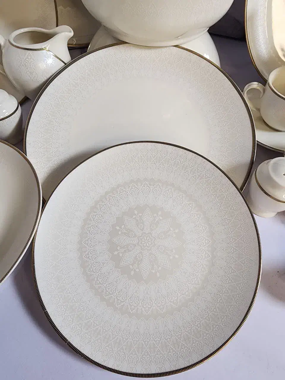 سرویس چینی تقدیس ۲۴ نفره طرح روجا، شیری رنگ|ظروف سرو و پذیرایی|قم, باجک سه|دیوار