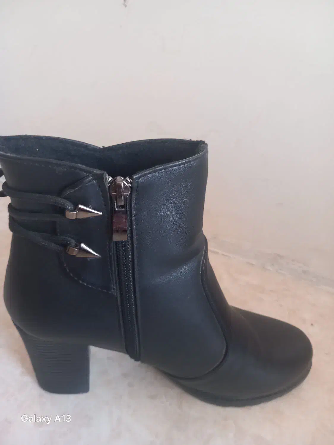 یک جفت نیم بوت نو|کیف، کفش، کمربند|گرمدره, |دیوار