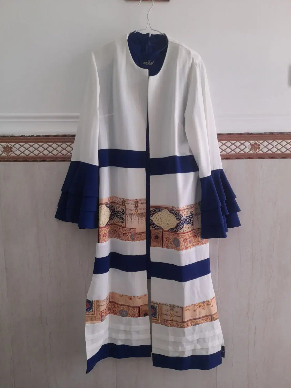 لباس مجلسی|لباس|لالجین, |دیوار