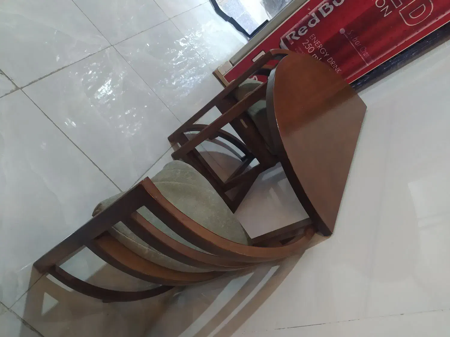 میز نیم گرد|میز و صندلی غذاخوری|نجفآباد, صالح آباد|دیوار