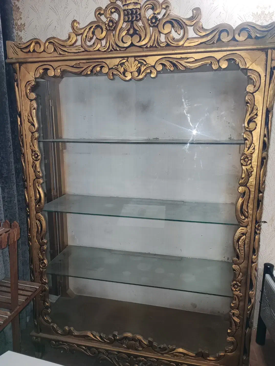 گنجه شیشه‌ای کلاسیک با قاب طلایی منبت‌کاری|بوفه، ویترین، کنسول|مشهد, رسالت|دیوار