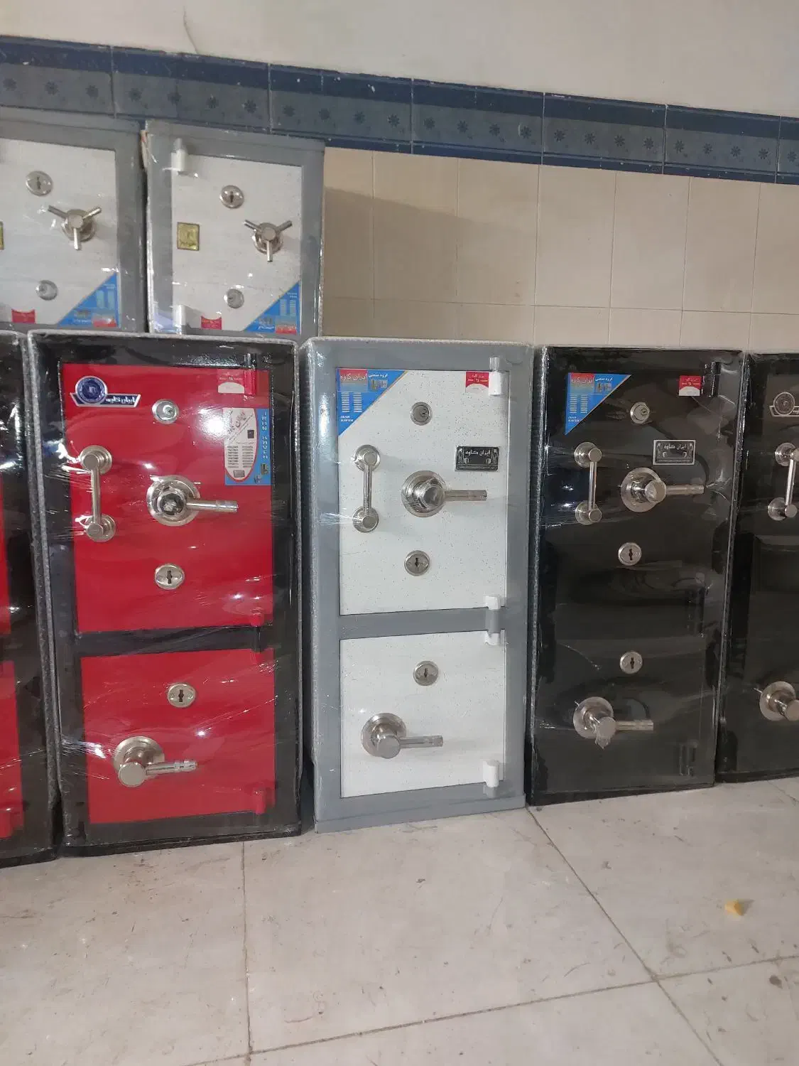 گاوصندوق پایه بلند مشکی طوسی قرمز دو درب|ابزارآلات|ارومیه, |دیوار