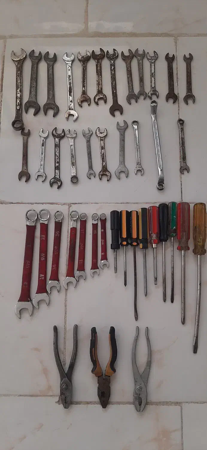 تعدادی آچار و پیچ گوشتی و جعبه بوکس خانگی کوچک|ابزارآلات|ایلام, |دیوار