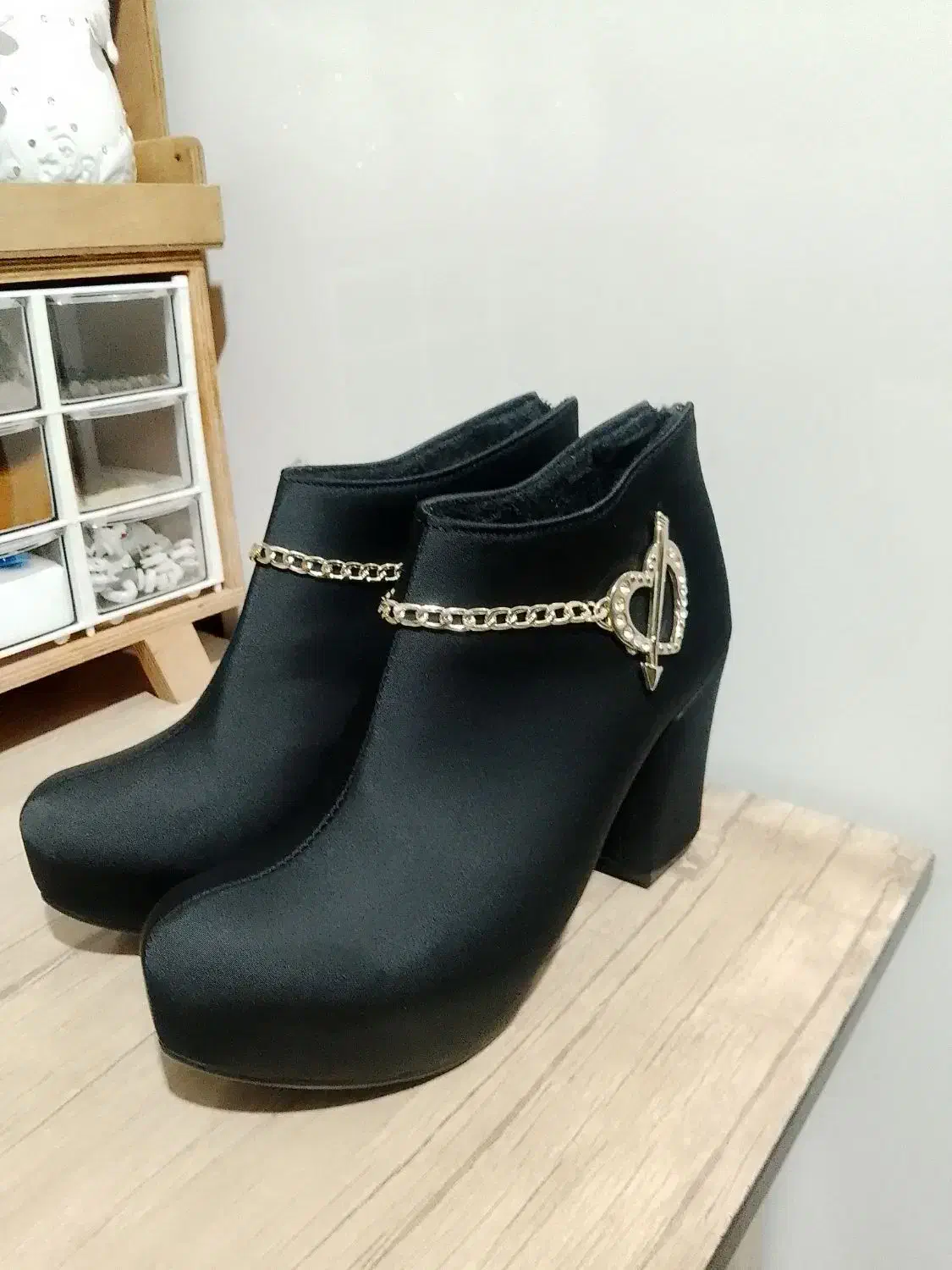 کفش|کیف، کفش، کمربند|فردوسیه, |دیوار