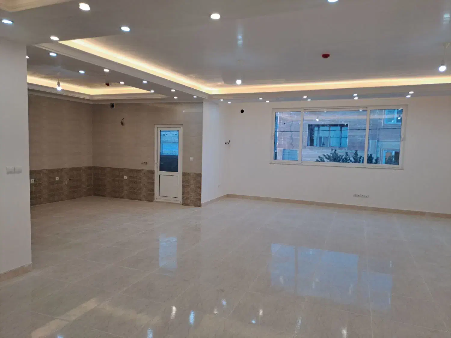 آپارتمان نوساز / جنوبی / نیروی انتظامی|فروش آپارتمان|میانه, |دیوار