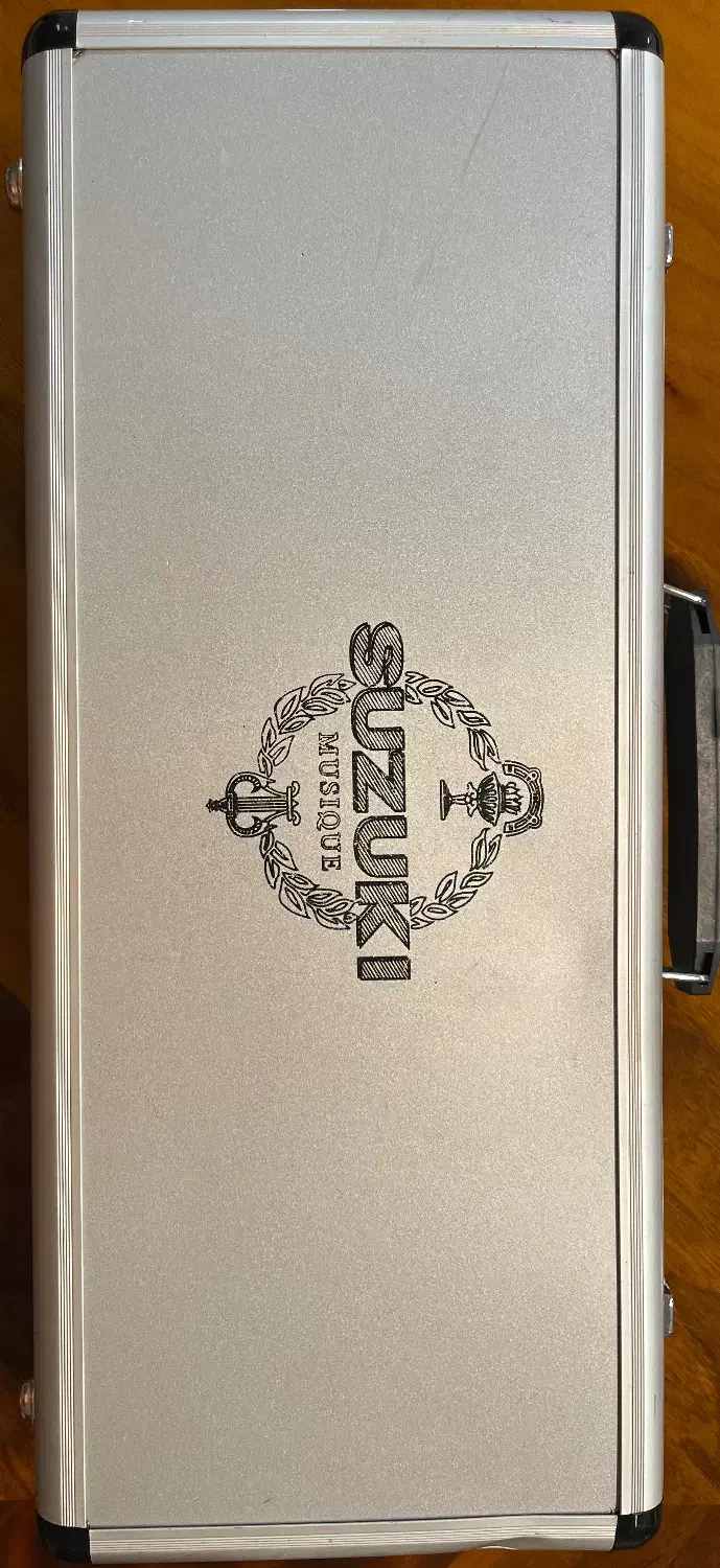 فلوت کلیددار سوزوکی|سازهای بادی|لاهیجان, شیشه گران|دیوار