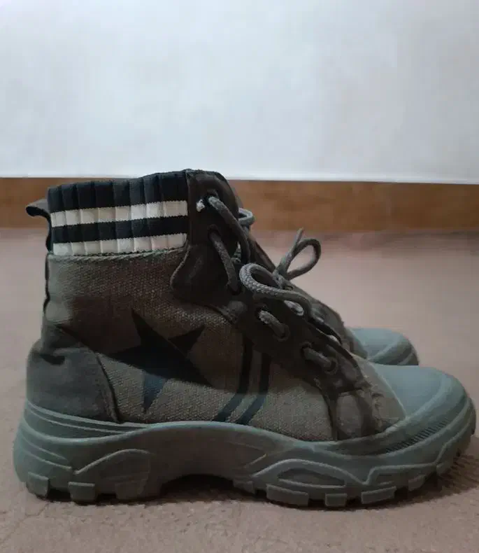 کفش خارجی|کیف، کفش، کمربند|تایباد, |دیوار