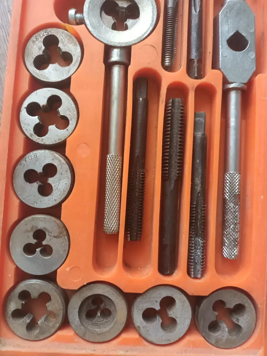 قلاویز و حدیده|ابزارآلات|خاوران, |دیوار