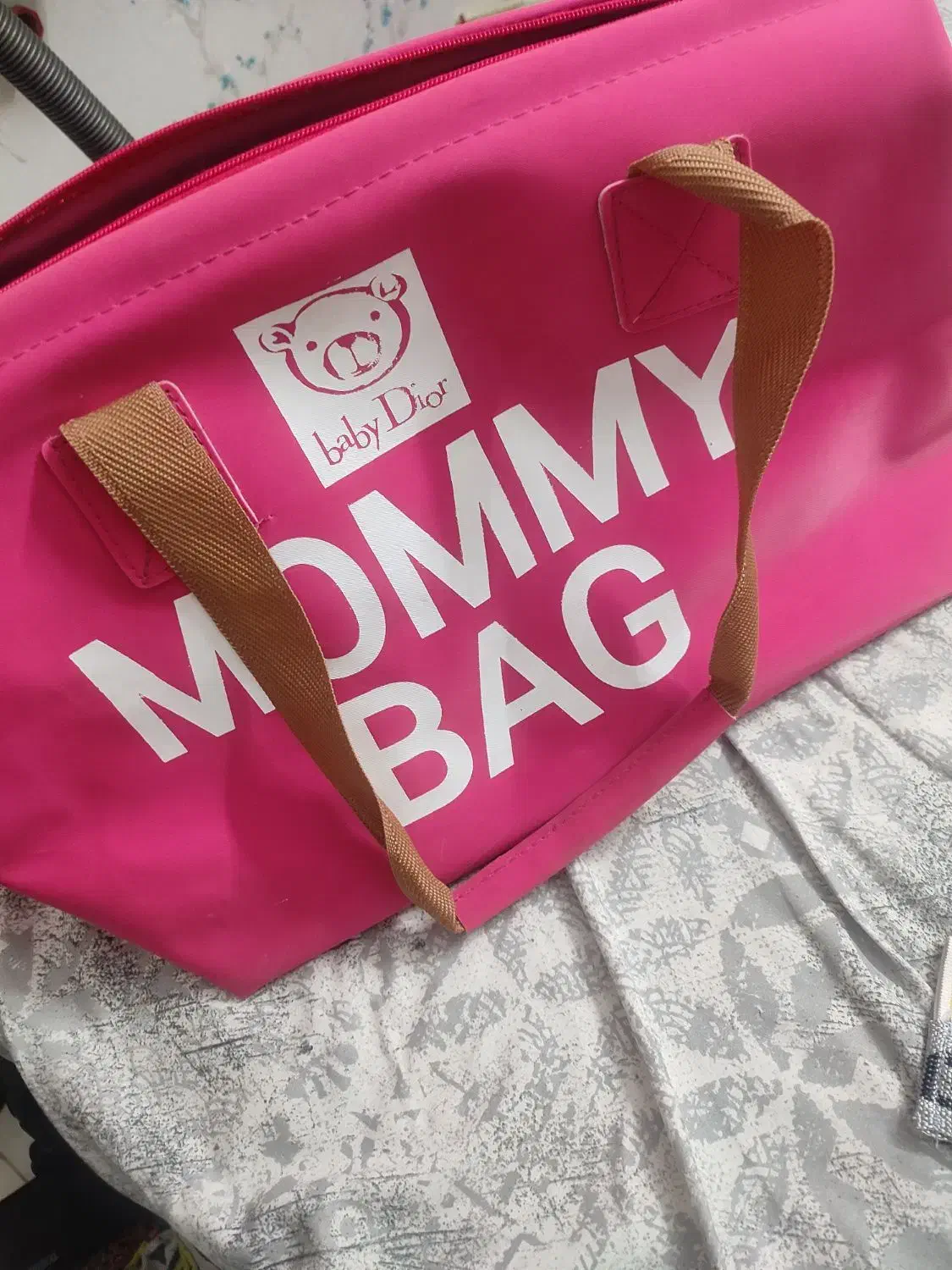 آغوشی نوزاد بهمراه ساک مامی بگ دخترونه کریر صورتی|اسباب و اثاث بچه|تهران, مشیریه|دیوار