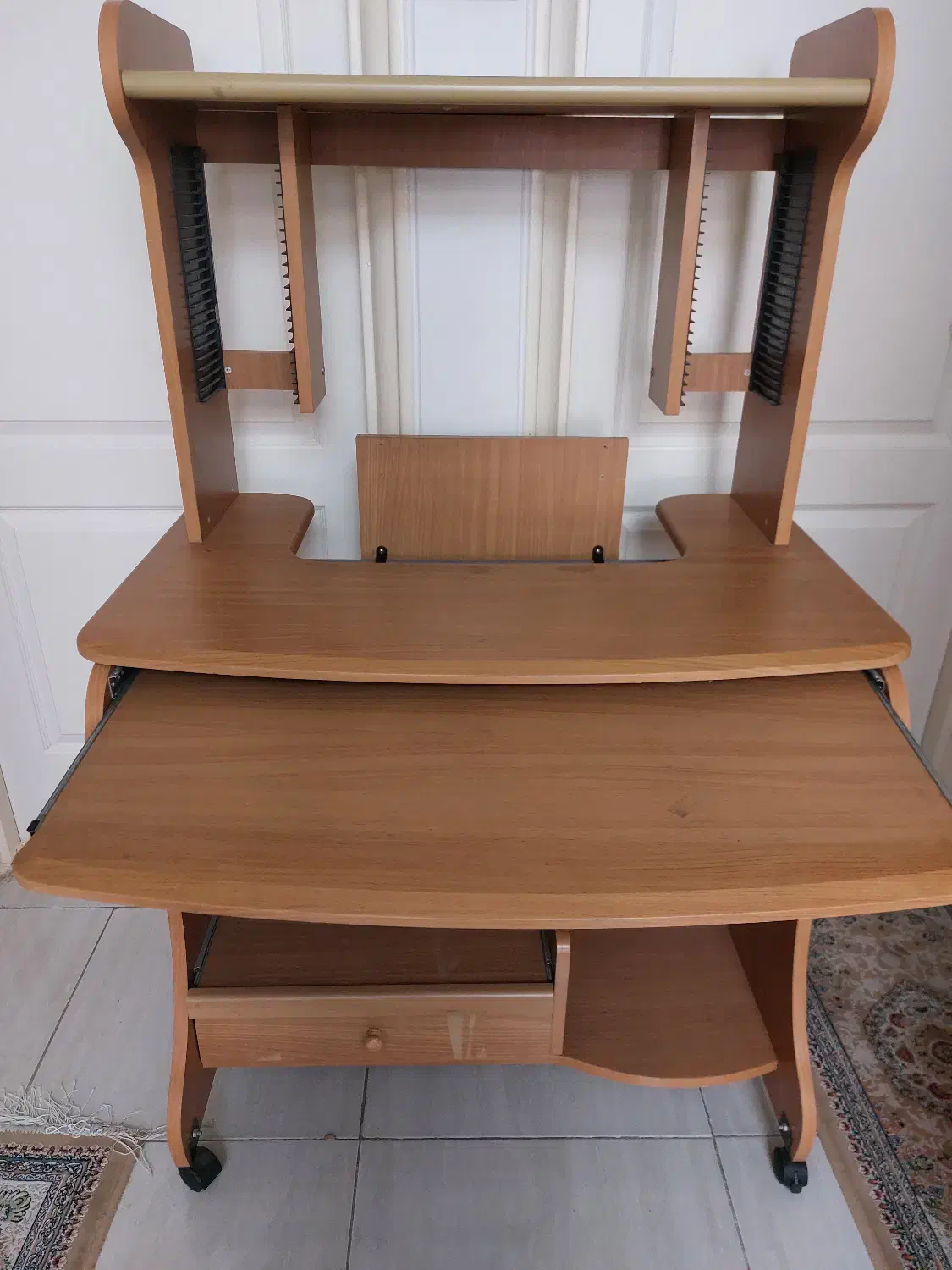 میز تحریر و کامپیوتر|میز تحریر و کامپیوتر|رودهن, |دیوار