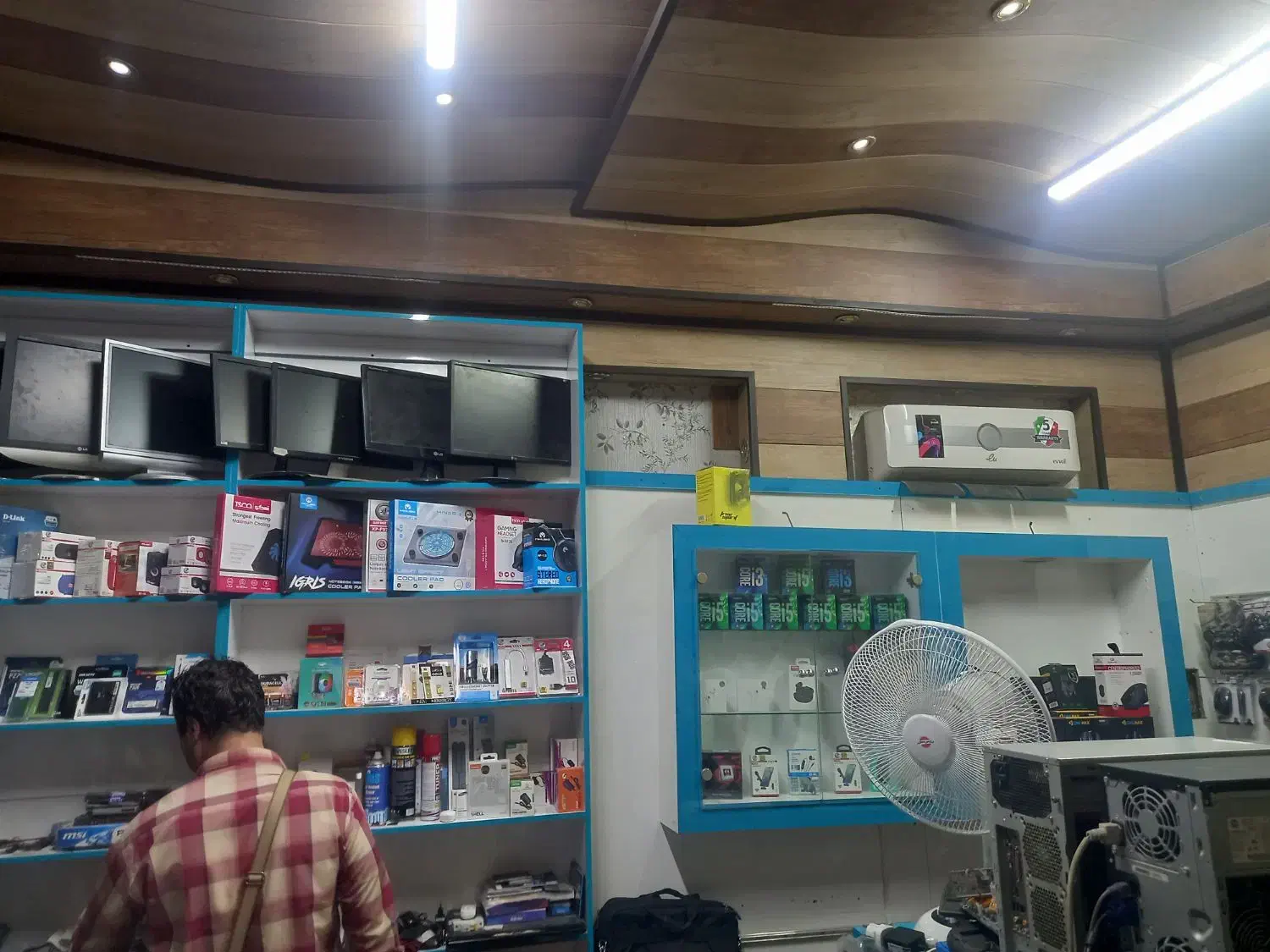 رهن و اجاره مغازه دونبش ۲۲متر برچهارمردان|اجارهٔ مغازه و غرفه|قم, چهار مردان|دیوار