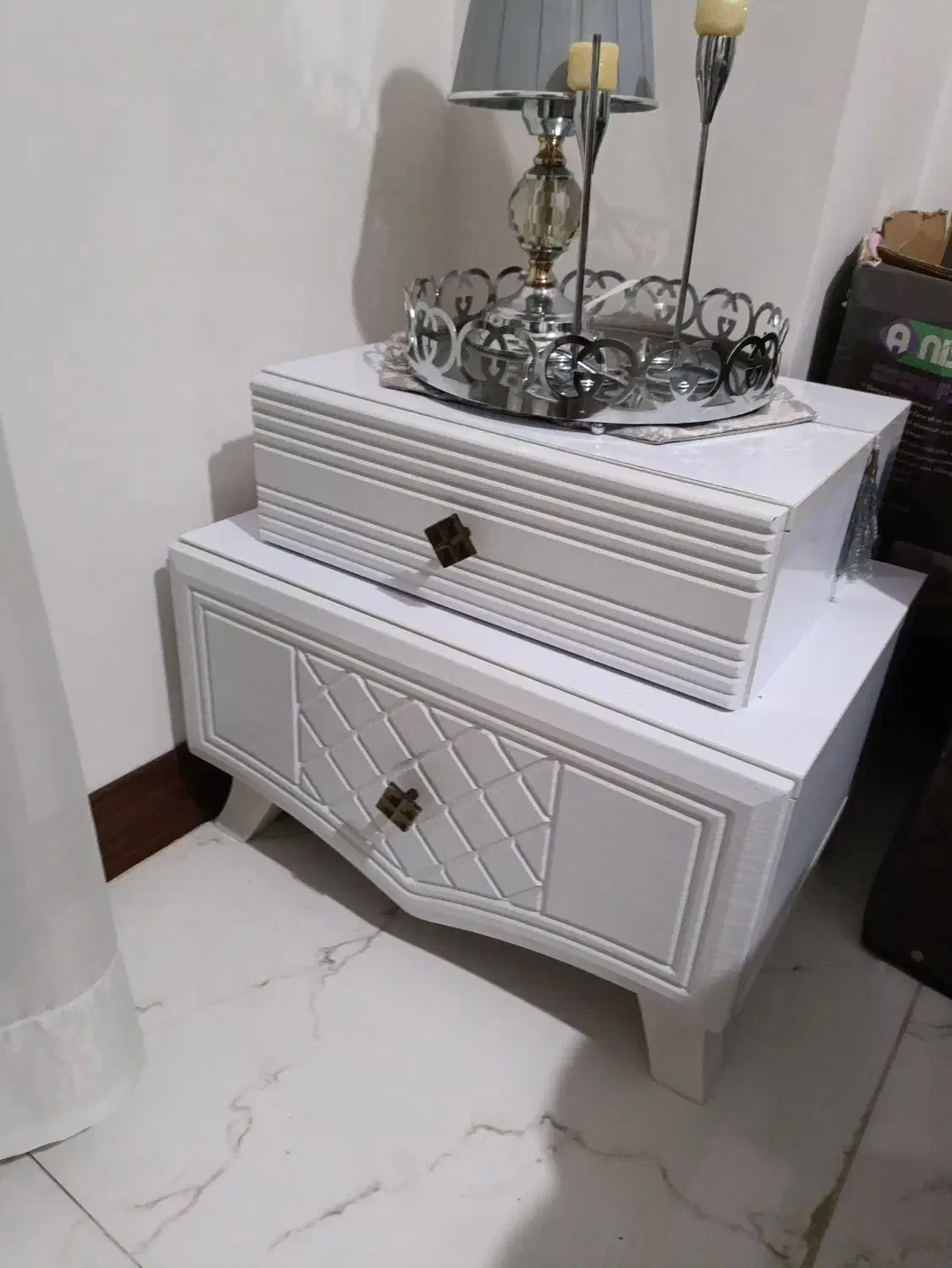 یه عدد تخت و میز آینه آرایش دورتادور باکس|تخت و سرویس خواب|کهریزک, |دیوار