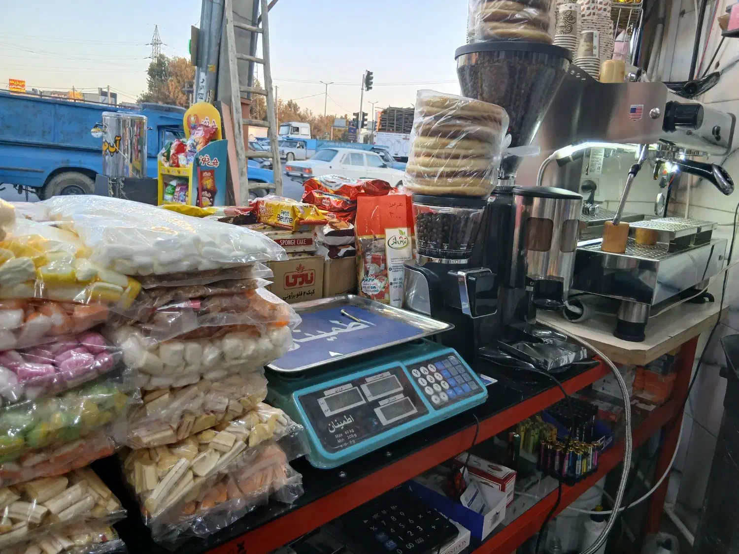 فروشنده سوپرمارکت وسوغات سرا|استخدام خدمات فروشگاه و رستوران|ملایر, |دیوار