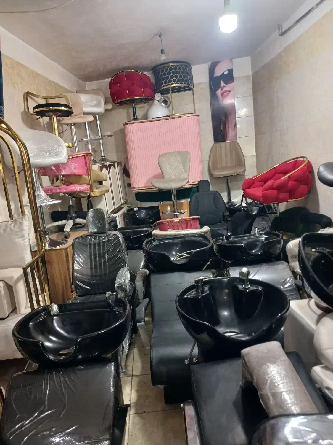 دستگاه بخور برای سالن زیبای موجود میباشد|آرایشگاه و سالن‌های زیبایی|تبریز, |دیوار