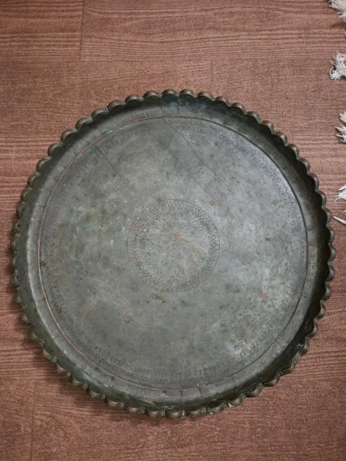 سینی قدیمی مسی حکاکی شده|کلکسیون اشیاء عتیقه|لاهیجان, لیالستان|دیوار