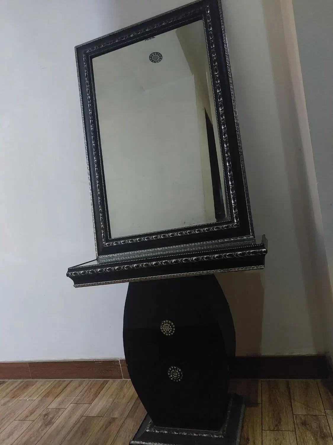 میز و آینه|آینه|لشت نشا, |دیوار