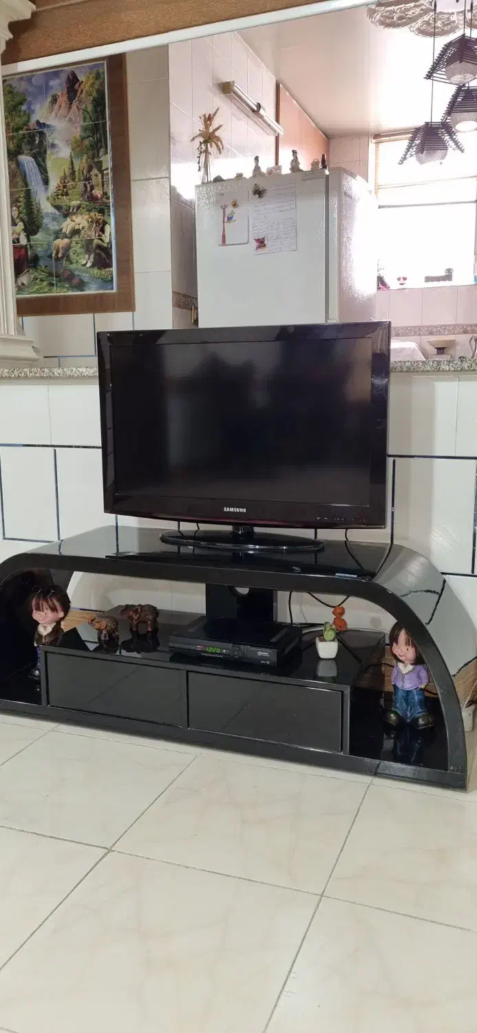 تلویزیون ۳۲ اینچ سامسونگ با میز|تلویزیون و پروژکتور|خمینیشهر, |دیوار