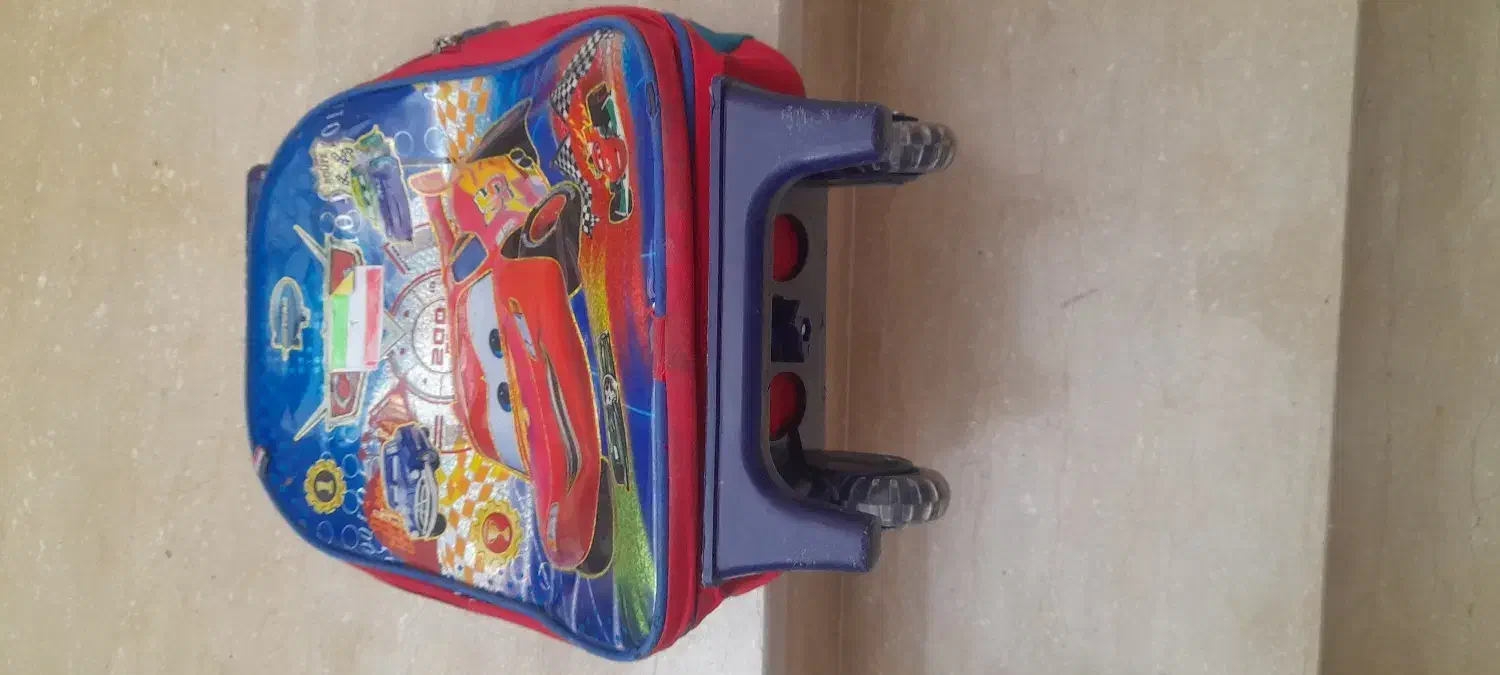 کیف مدرسه ای|کیف، کفش، کمربند|صدرا-فارس, فاز ۱|دیوار