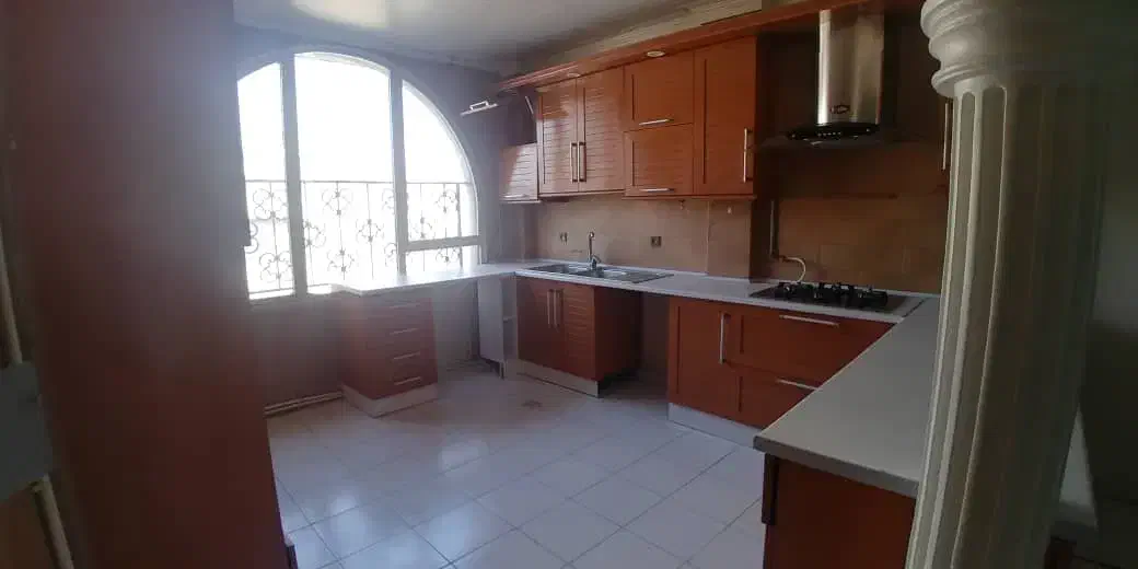 ۸۵ متر / طاهرخانی / نورگیر