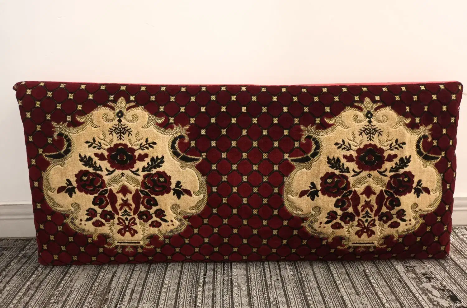 چند عدد پشتی|پشتی|آمل, |دیوار