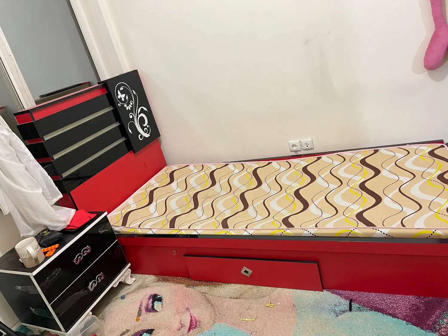 تخت نوجوان وقالیچه انا والسا باهم قیمت ۶ تومن|تخت و صندلی بچه|کرمان, |دیوار