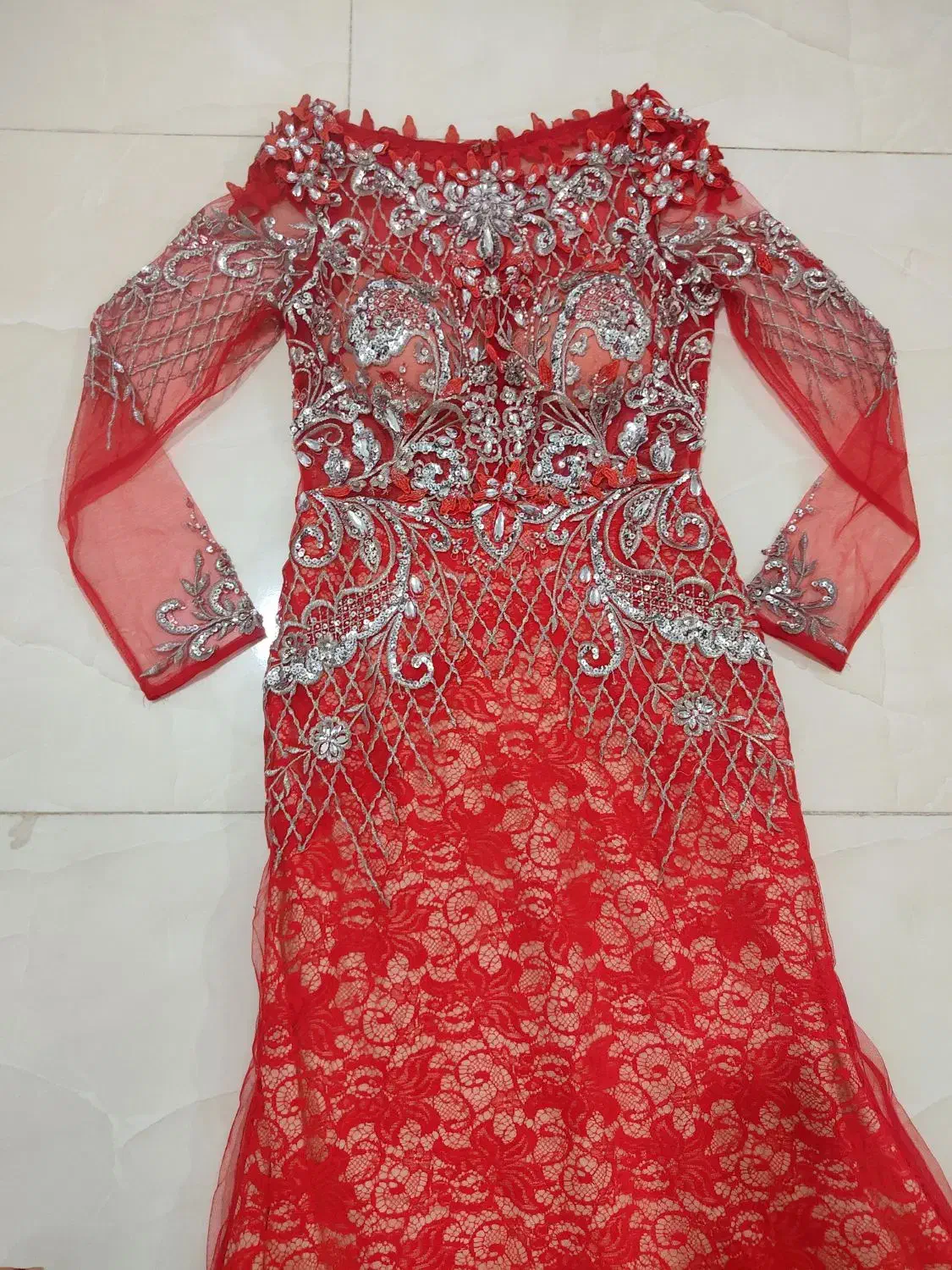 تعدادی لباس و شومیز مجلسی|لباس|میانه, |دیوار