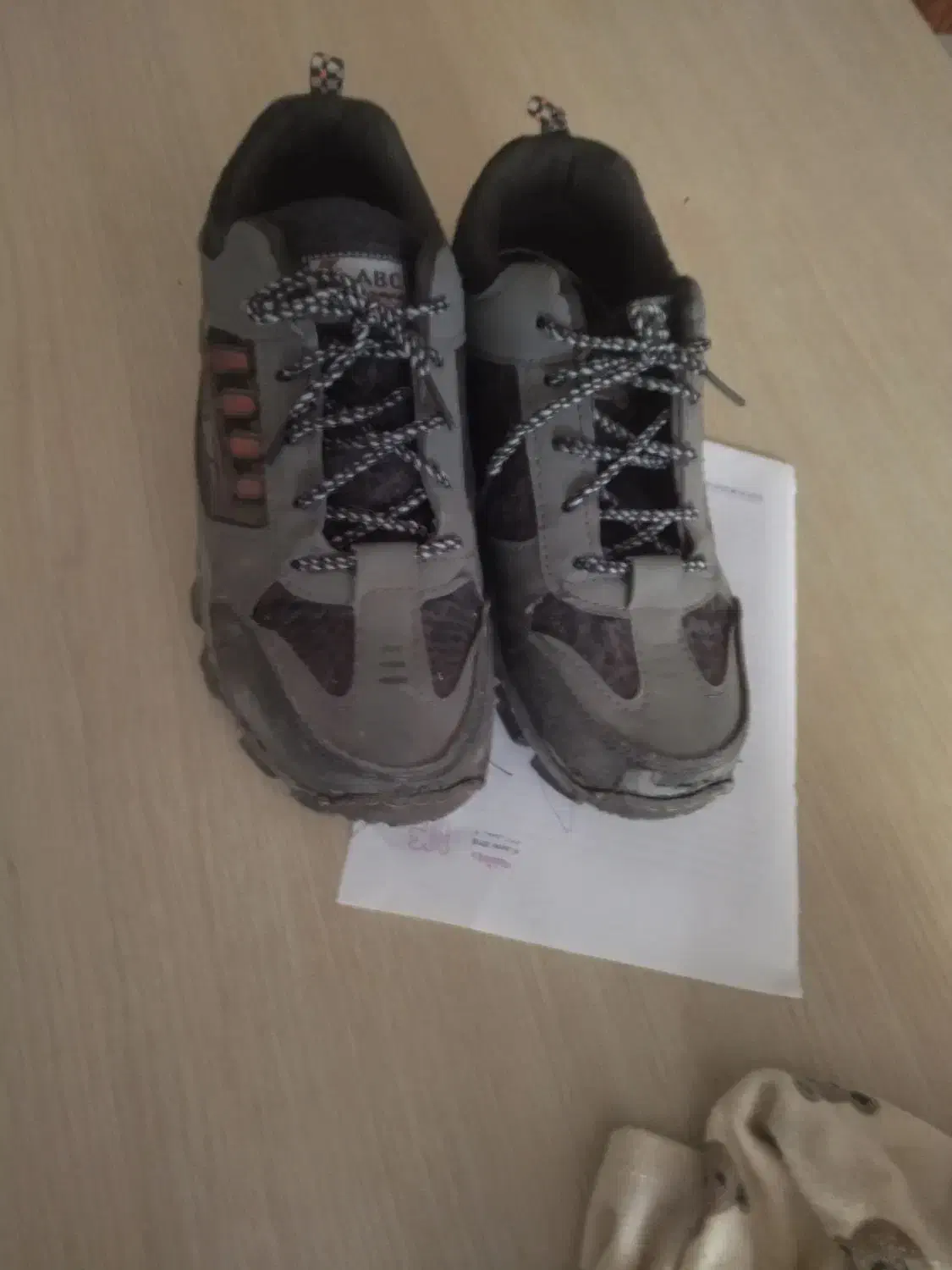 کفش|کیف، کفش، کمربند|برخوار, |دیوار