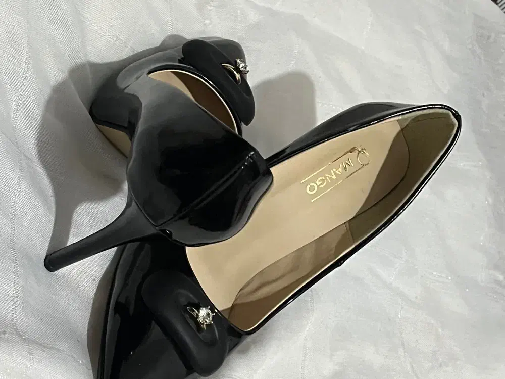 کفش|کیف، کفش، کمربند|بیستون, |دیوار