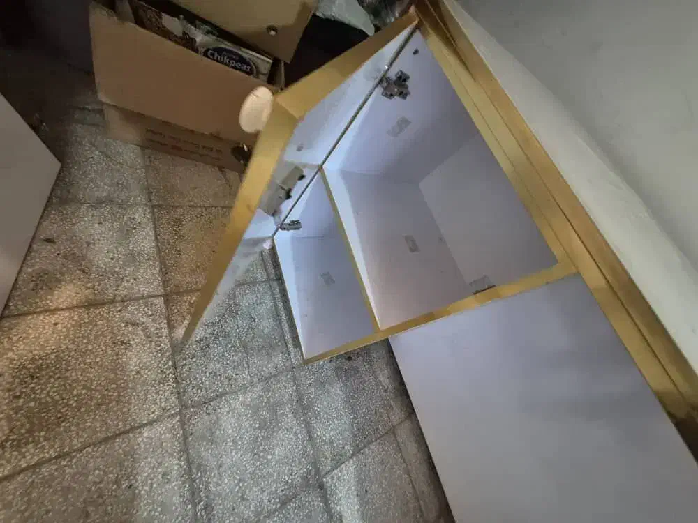 میز مدیریت و دکور زعفران و کمد بزرگ|مبلمان اداری|سبزوار, بیهق شرقی|دیوار