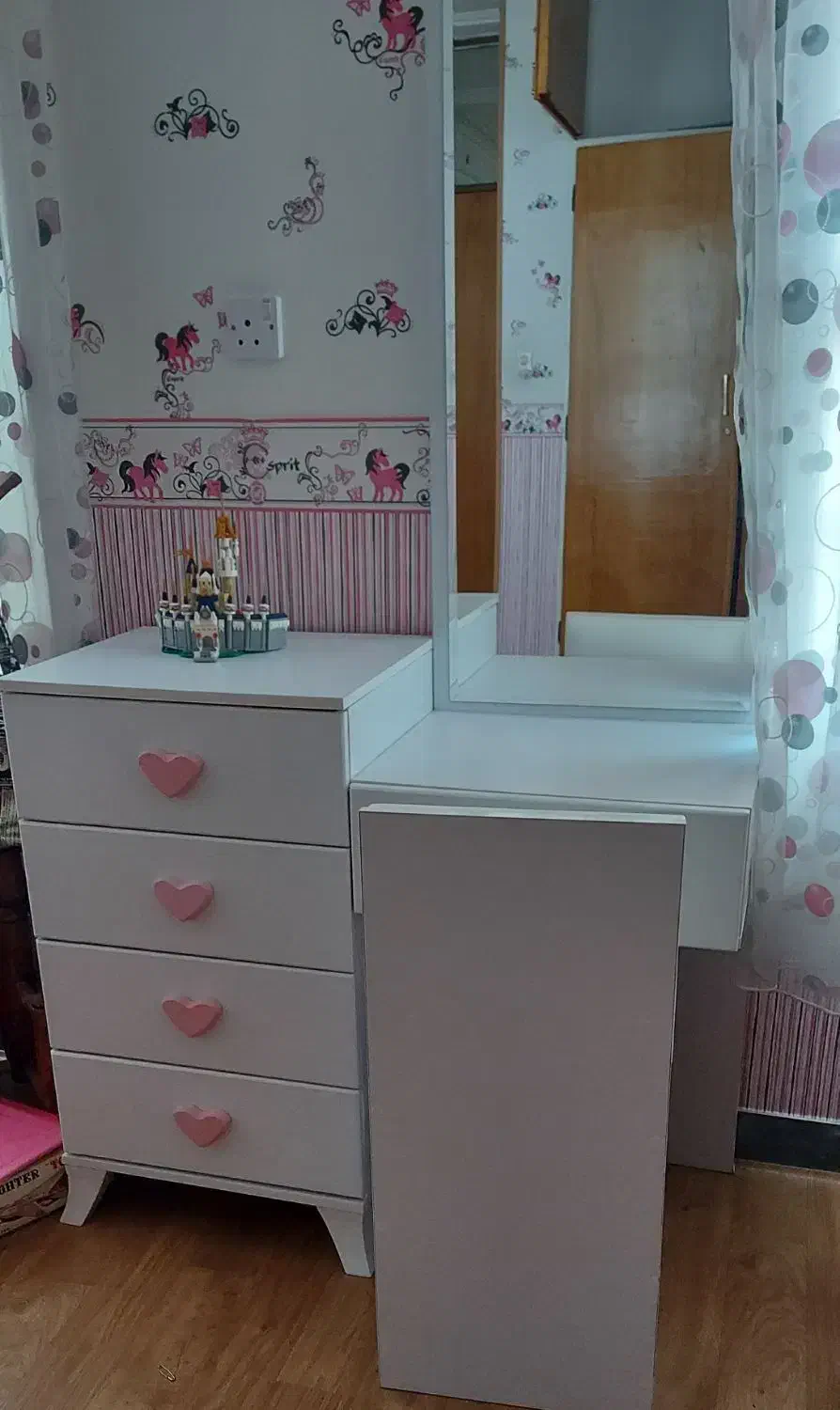 میز آرایشی|تخت و سرویس خواب|لار, |دیوار