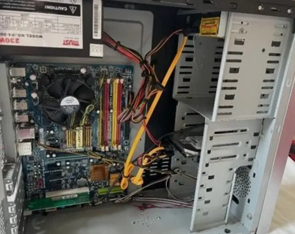 خ کیس کامپیوتر خراب سوخته برد دورو سبز|قطعات و لوازم جانبی رایانه|همدان, |دیوار