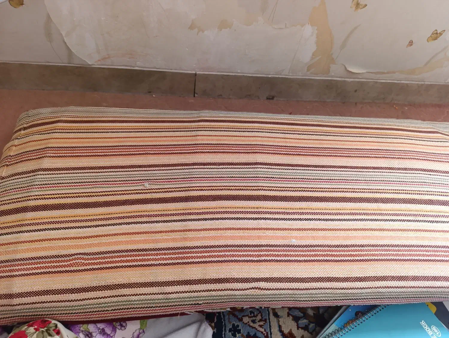 پشتی در حد نو|پشتی|سمنان, |دیوار