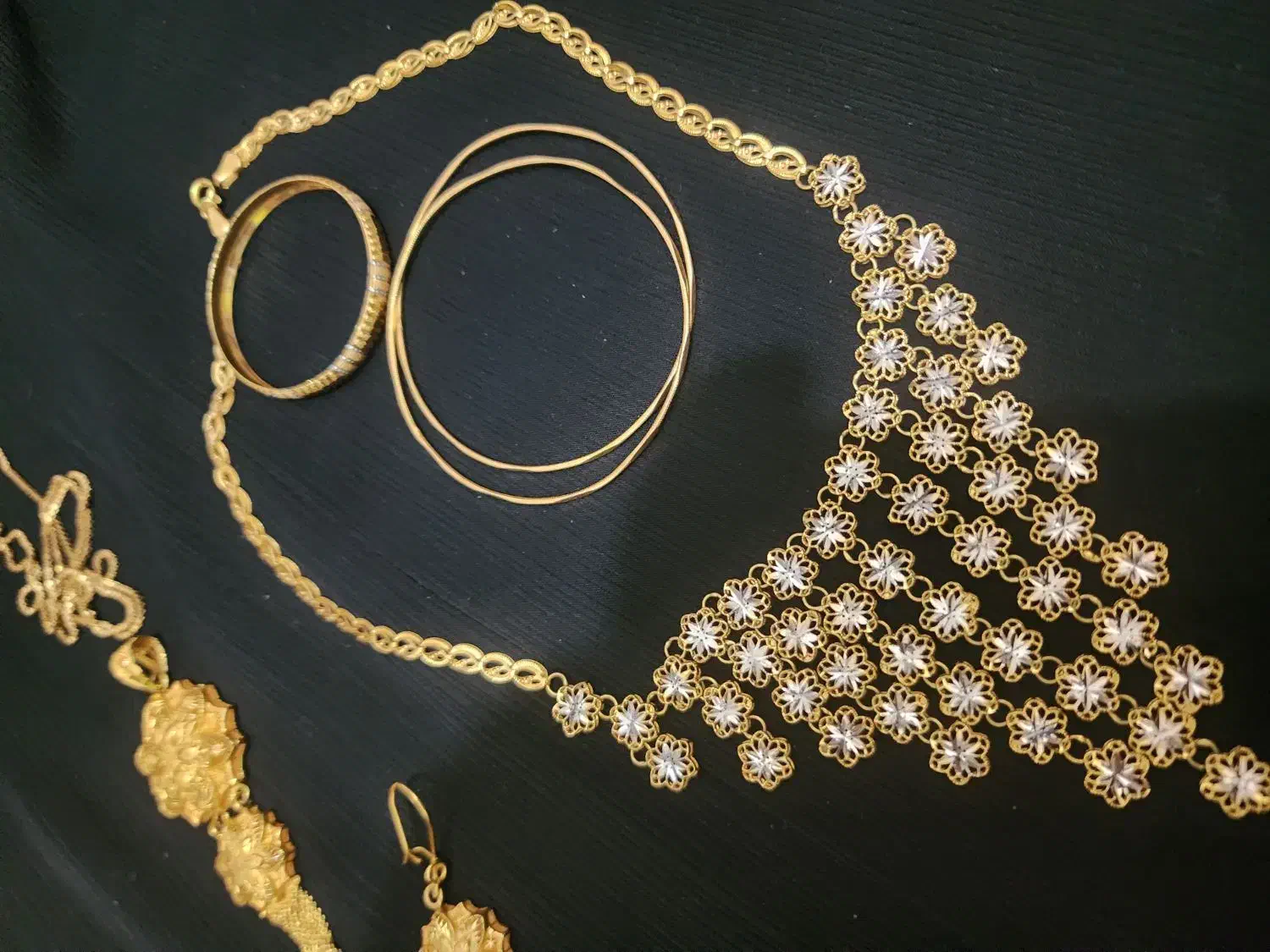 مقداری طلا|جواهرات|صدرا-فارس, فاز ۱|دیوار