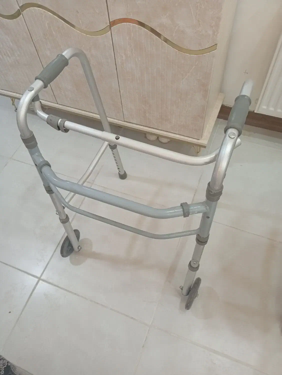 واکرچرخدار تاشو|آرایشی، بهداشتی، درمانی|محمدیه-قزوین, |دیوار