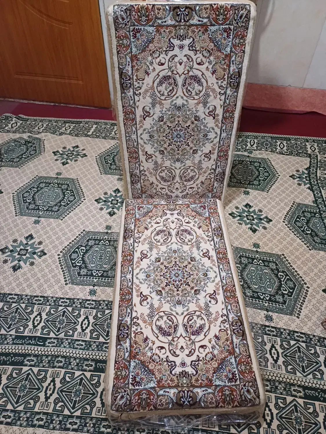 پشتی سالم|پشتی|قم, آذر (نکویی)|دیوار