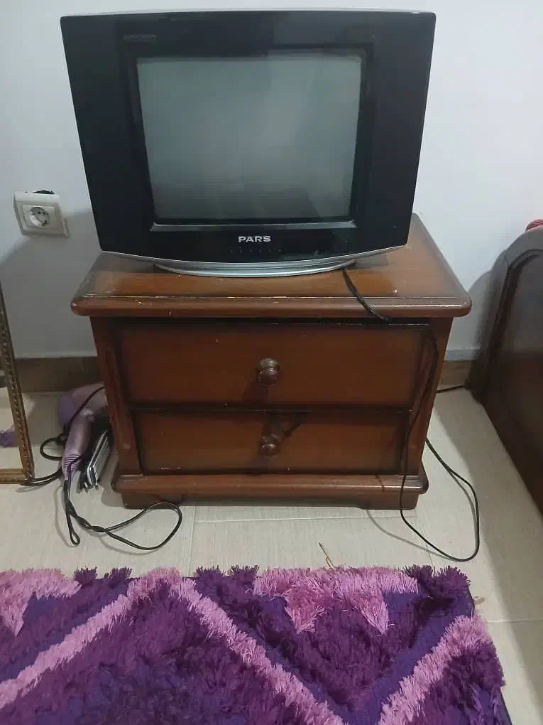 تخت دونفره و یک میز آرایش با آینه و یک پاتختی|تخت و سرویس خواب|بندر انزلی, تهران|دیوار