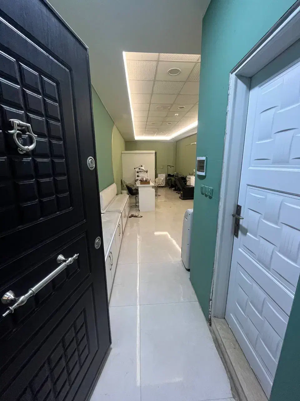 واگذاری سالن زیبایی نبش فرحبخش غربی|اجارهٔ مغازه و غرفه|نیشابور, تختی|دیوار