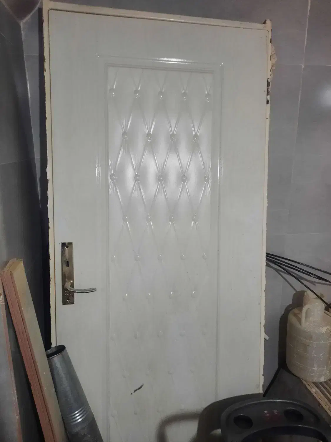 تخته بنایی سرامیک بر درب اتاق و 2 فرغون|مصالح و تجهیزات ساختمان|نظرآباد, رسالت|دیوار