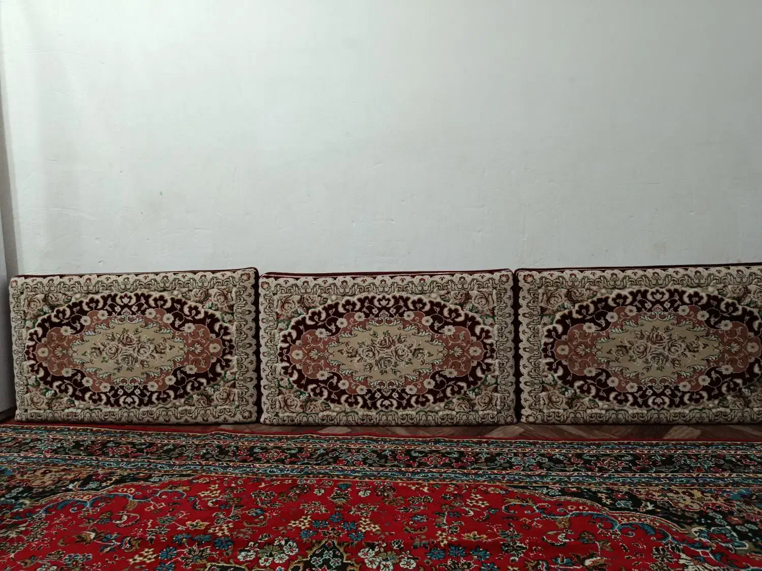 ۶عدد پشتی سالم جنس رویی فرشی هست|پشتی|درگهان, |دیوار